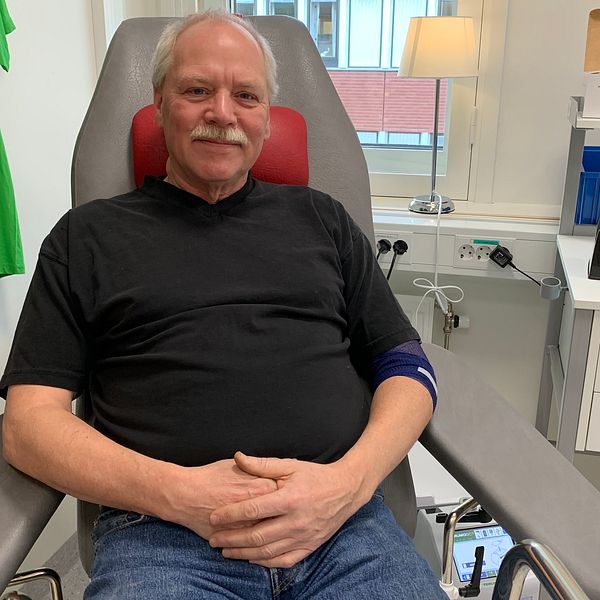 Blodgivaren Rolf Sveninge sitter i en stol på blodcentralen i Falun.