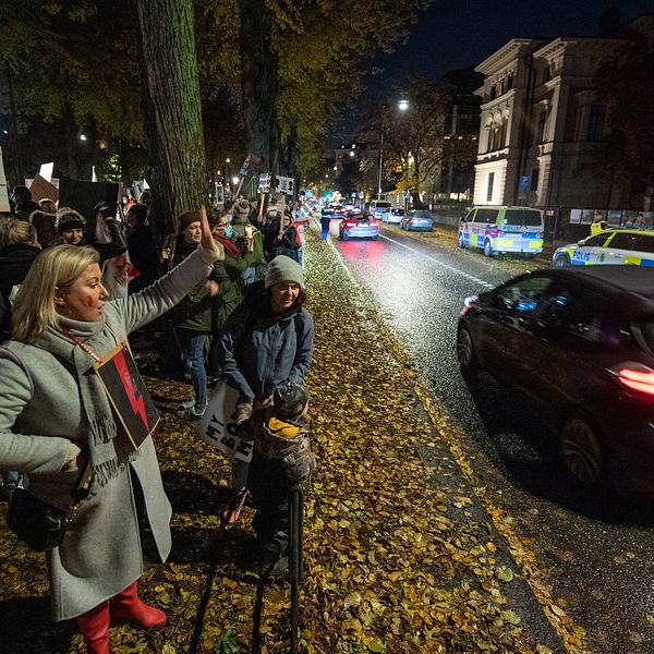 Bilden visar människor under en demonstration i Stockholm i oktober mot ett förbud mot aborter i Polen.