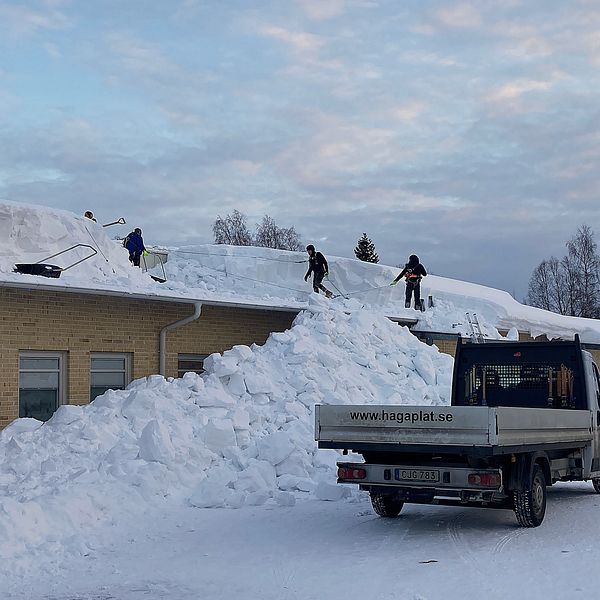 Se arbetet med att få bort snömängderna från Östra Ersbodaskolans tak.