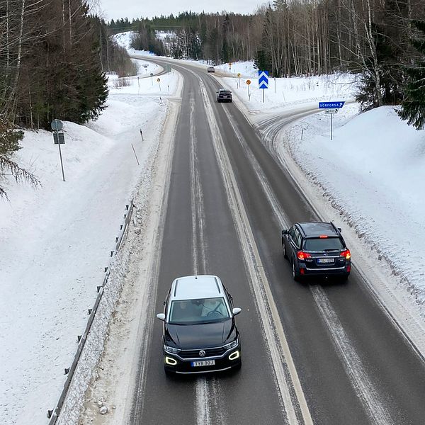 Bilar som kör på en väg utanför Hudiksvall.