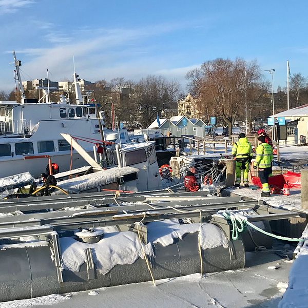 Räddningstjänsten sanerar dieselutsläpp i Västerås hamn