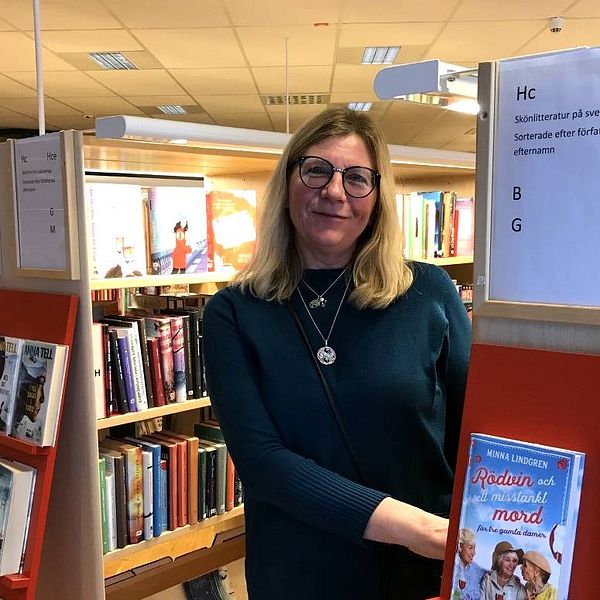 I klippet berättar biblioteksassistenten Maritha Bjureld och besökaren Siw Einarsson om vilken betydelse biblioteket i Molkom har.