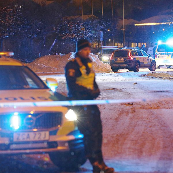 Polisen har spärrat av ett område i Uddevalla efter knivskärningarna.