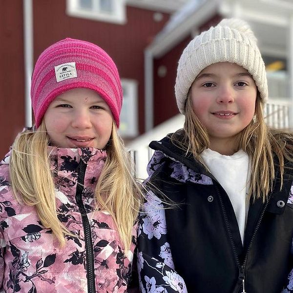 Liv Hagvall och Alexia Nordin på Ankarsviks skola.