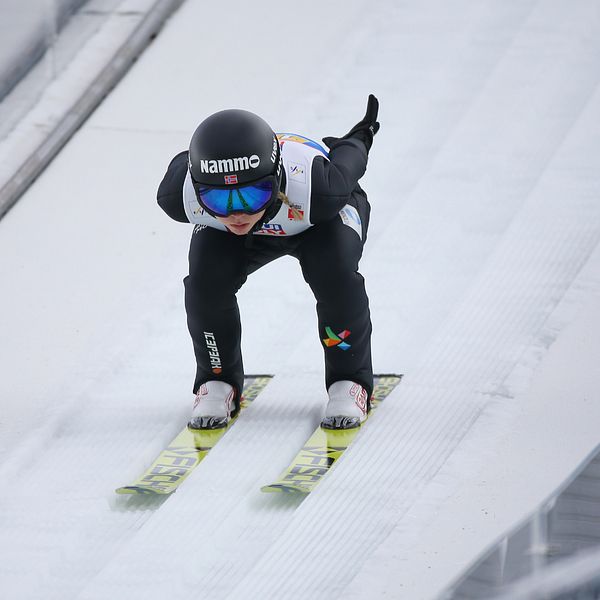 Tidigare världettan Maren Lundby står utan skidor inför helgens världscup i Hizenbach.