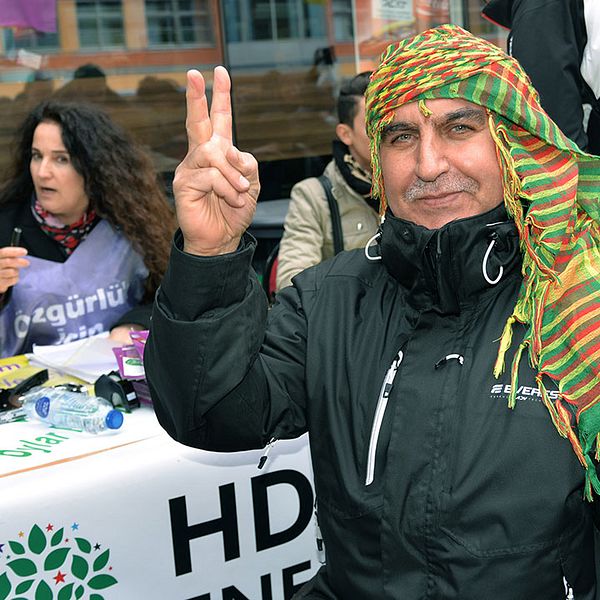Mehmet, i en sjal med kurdernas färger, röstade i Kistamässan.
