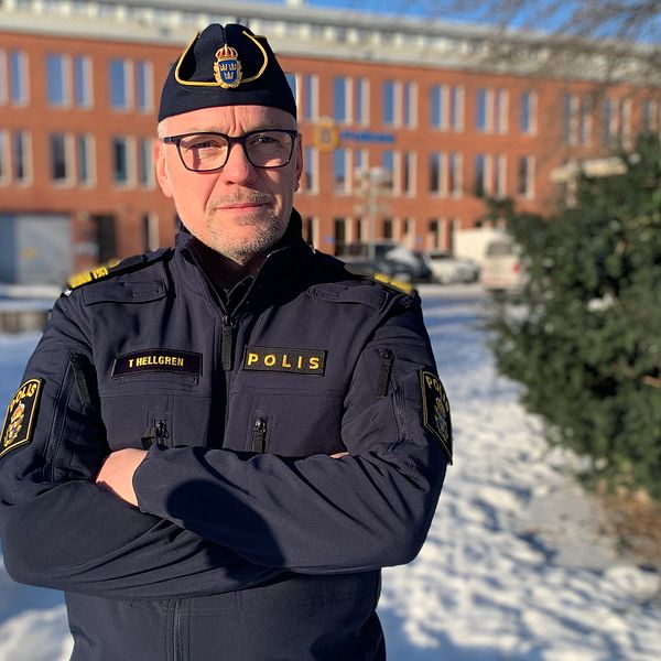 Polisen Thomas Hellgren framför polishuset i Borlänge.
