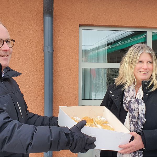 Kommunstyrelsens ordförande Johan Persson (S) överlämnade semlor till personal och boende på Ljungbyhemmet i Kalmar. Enhetschefen Helena Wigert tog emot.