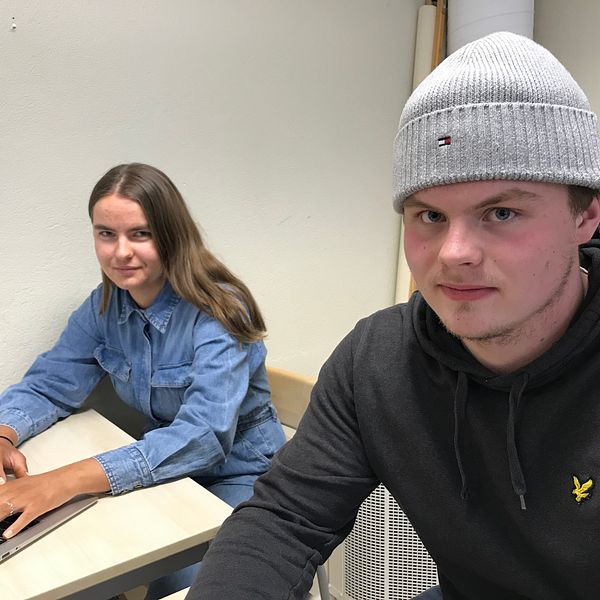 Eleverna Alva Andersson och Elias Flood på Mora gymnasium tittar in i kameran under ett reportage om att de delvis är tillbaka i skolan efter distansstudier.