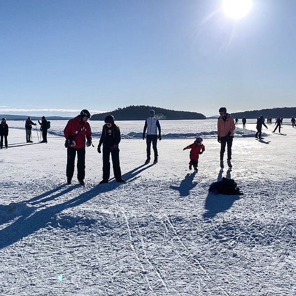 Bild på skridskoåkare på Runn i Falun.