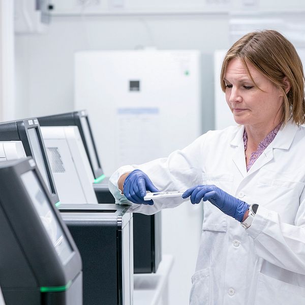 Sofia Gruvberger Saal, sektionschef vid Centrum för molekylär diagnostik vid sekvenseringsmaskinen där coronavirusets arvsmassa kan kartläggas i detalj.