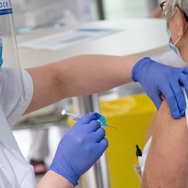 Bild på vårdpersonal som vaccineras i Malmö.