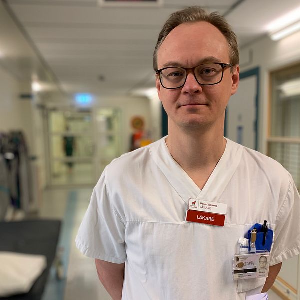 Överläkaren Daniel Sjöberg i en sjukhuskorridor.
