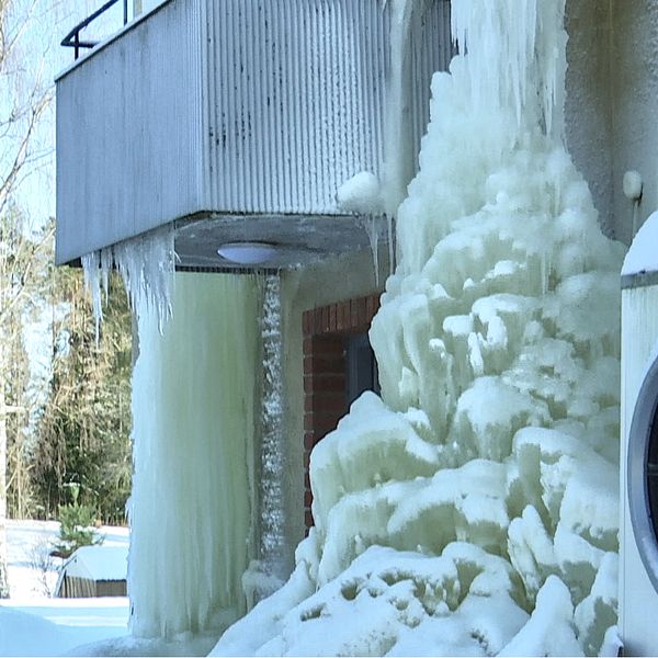 Stora ismassor på husfasaden till ett av hyreshusen i Blötberget.