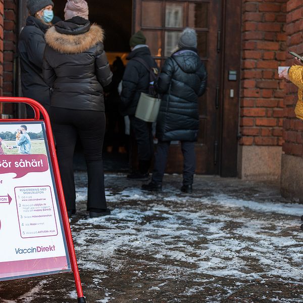 Personer som står i kö utanför Blå hallen i Stockholm för att5 vaccinera sig mot Covid-19