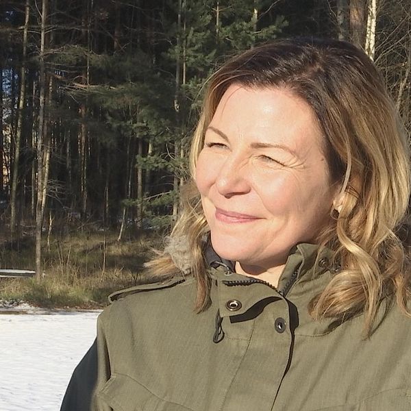 Sandra Sundbäck i skogsmiljö.