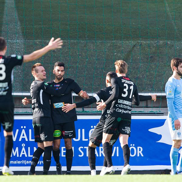Västerås Pedro Ribeiro jublar med lagkamrater efter att han gjort 1-0 Malmö FF.