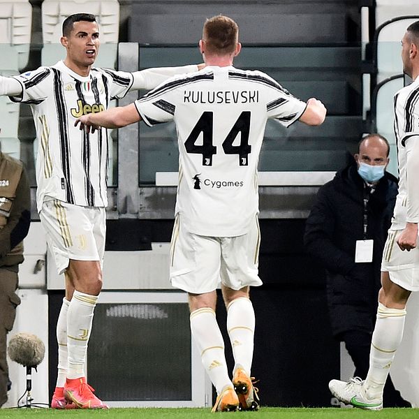 Cristiano Ronaldo firar ett mål med Dejan Kulusevski och Merih Demiral.
