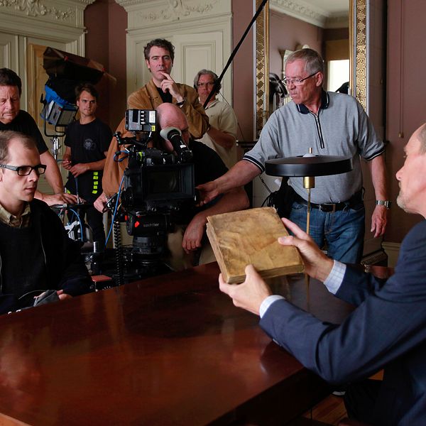 Historien om KB-mannen väckte så starkt intresse att SVT 2011 gjorde en tv-serie om skandalen. På bilden syns bland andra Gustaf Skarsgård som spelade huvudrollen.