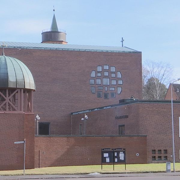 Bild på Säffle kyrka, tegelbyggnad med grönt tak