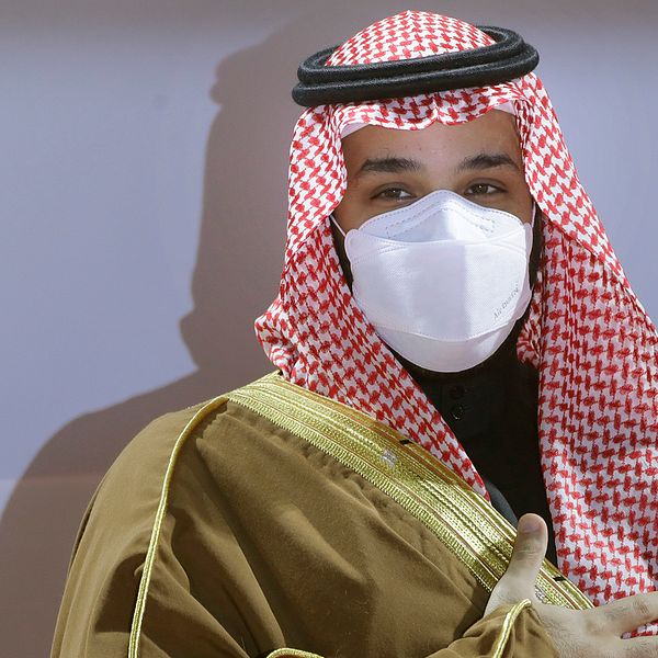 Mohammed bin Salman i traditionell saudisk klädsel och munskydd.