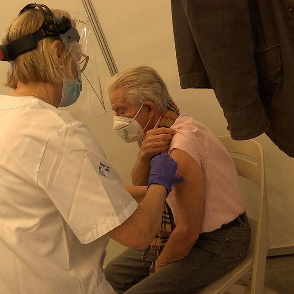 Sven Gustafsson från Hammarö var först ut att få vaccin i Karlstad när Fas-2 inleddes idag.