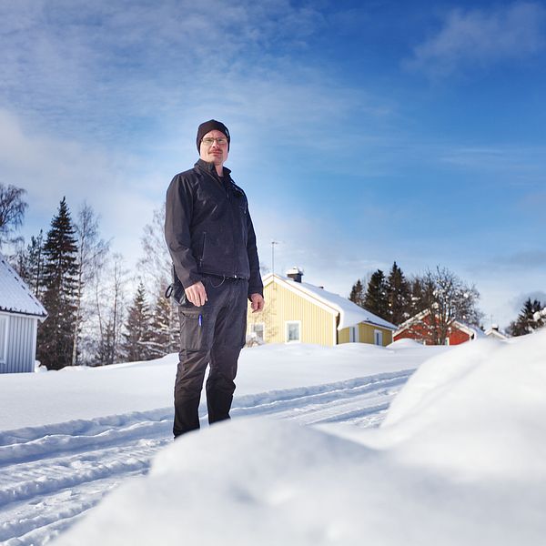 Jonas Mattsson, kriminalvårdsinspektör, framför villorna i Gruvberget som nu blir klass 3-fängelse.