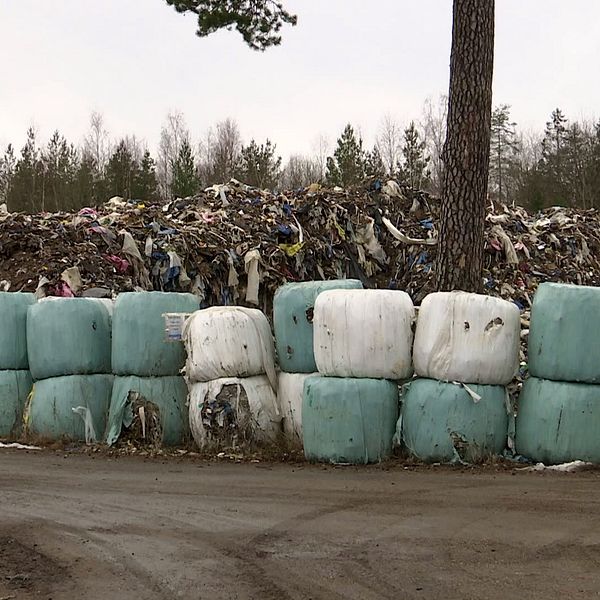 Stora plastbalar med sopor.