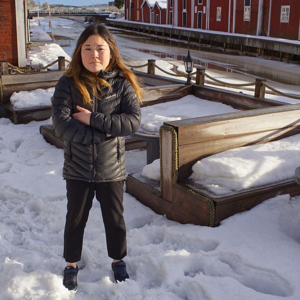 Krögaren Sara Eriksson står på platsen där hennes uteservering kommer byggas. Platsen är för tillfället täckt av snö.