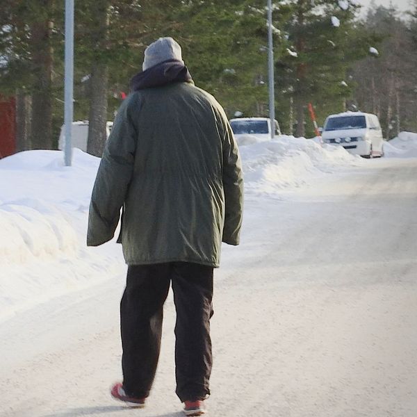 Mattias, intagen på Gruvberget, går genom byn.