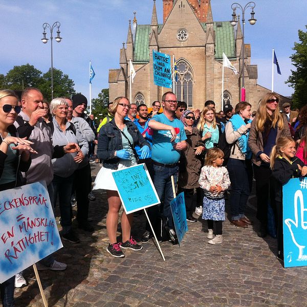 Döva protesterar utanför Rådhuset i Örebro