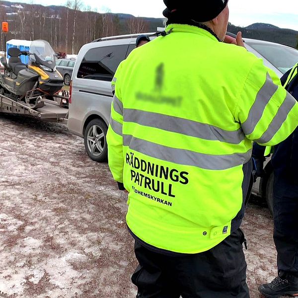 Två män från Vasaåkets räddningspatrull står på en parkering.
