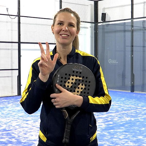 Padelspelaren Emmie Ekdahl håller upp tre fingrar