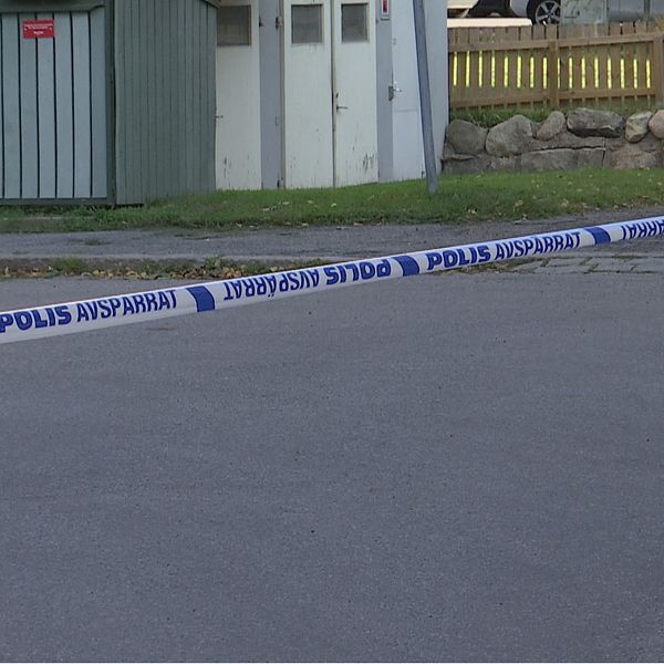 En polisavspärrning i ett bostadsområde.