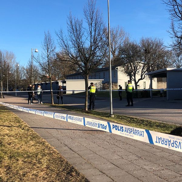 Polisavspärrning efter att en man sköts till döds i Markbacken, Örebro.