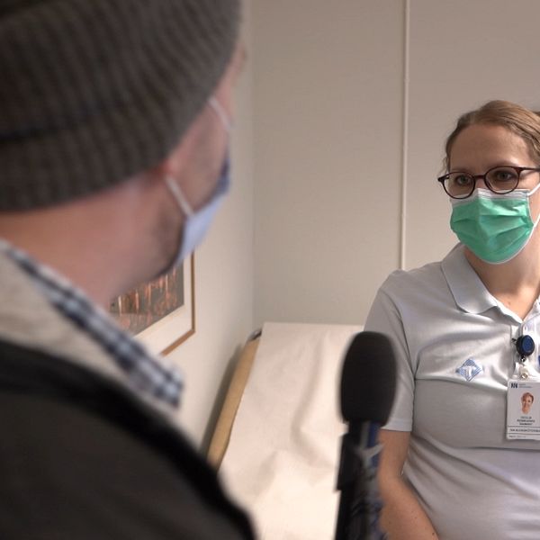 en sjuksköterska intervjuas av SVT på NUS i Umeå