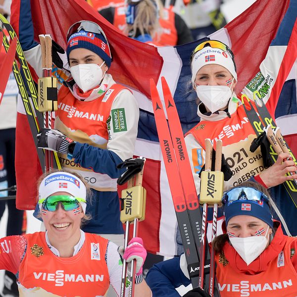 Norges stafettlag jublar över guldet i sprintstafetten.