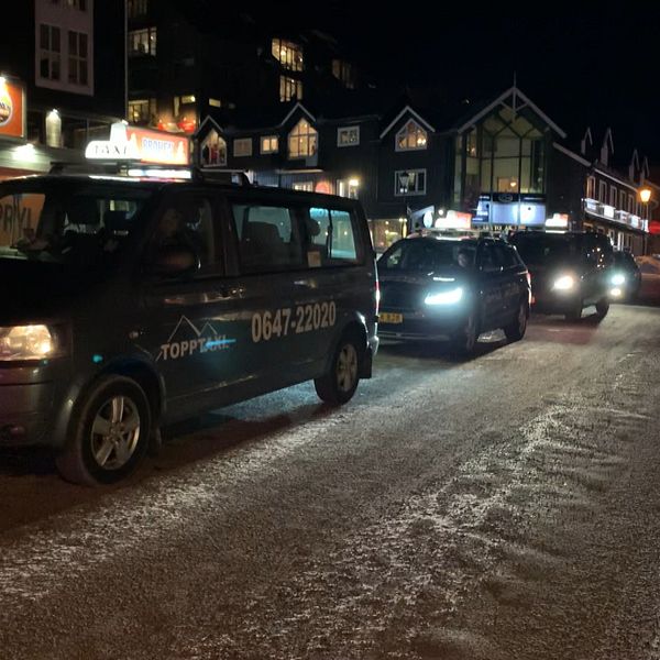Taxibilar på kö i Åre på kvällen.