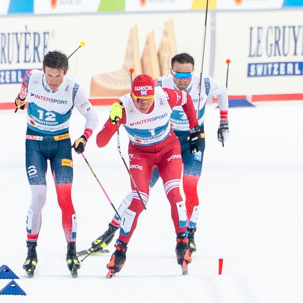 Johannes Hösflot Kläbo, till vänster, var först i mål. Här i kamp med Alexander Bolsjunov som fick staven knäckt på upploppet. Loppets vinnare blev Emil Iversen längst bak i bild.