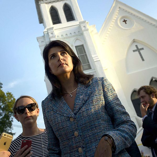 Guvenören i South Carolina, Nikki Haley, säger nu att det är dags att ta bort alla sydstatsflaggor som är hissade på officiella byggnader i delstatens huvudstad.