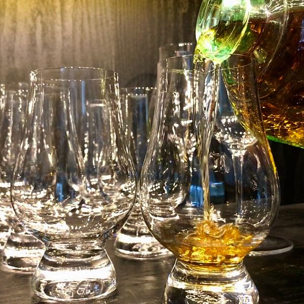 Sverige är nu inne i en whiskyboom: flera nya svenska destillerier har startats upp och många är intresserade av drycken.