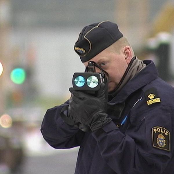 polis kontrollerar hastighet