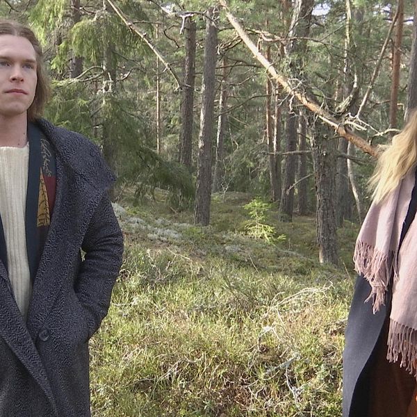Ludvig Nahnfeldt och Emma Sundh i skogsmiljö vid Månsberget.