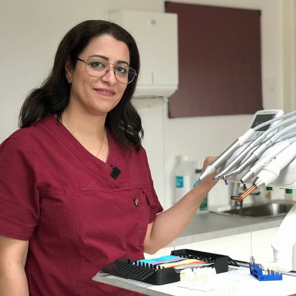 Reem Mousa vid tandläkarverktygen på mottagningen