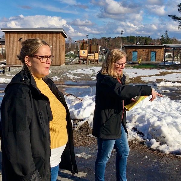Sala kommuns miljöinspektörer Kajsa Vestman och Emelie Jangholt undersöker skolgården på Ransta skola