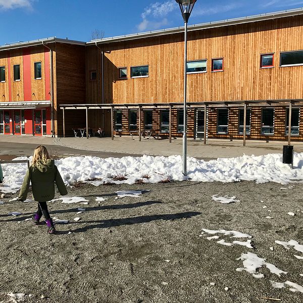 Stora lekytor men också få platser med skugga på skolgården i Ransta.