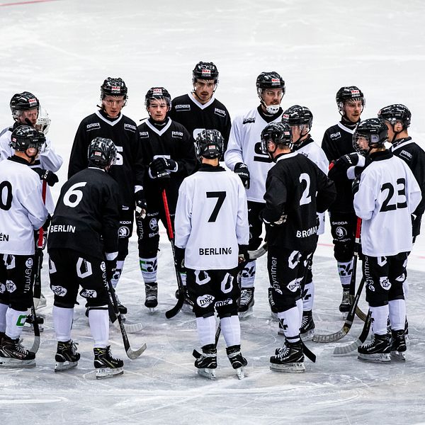 Mitt under brinnande SM-semifinaler tvingas Sandvikens AIK att pausa all verksamhet efter ett covid-19-utbrott i laget.