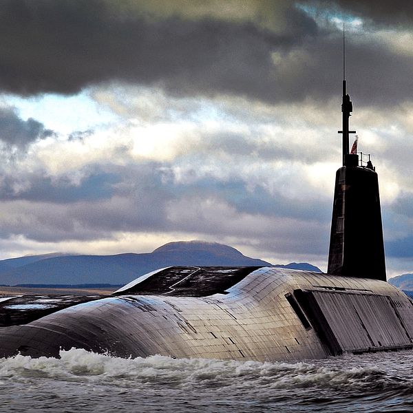 Brittiska strategiska ubåten HMS Vengeance återvänder till marinbasen Clyde i Skottland. Ubåten bär Trident ballistiska kärnvapenrobotar.