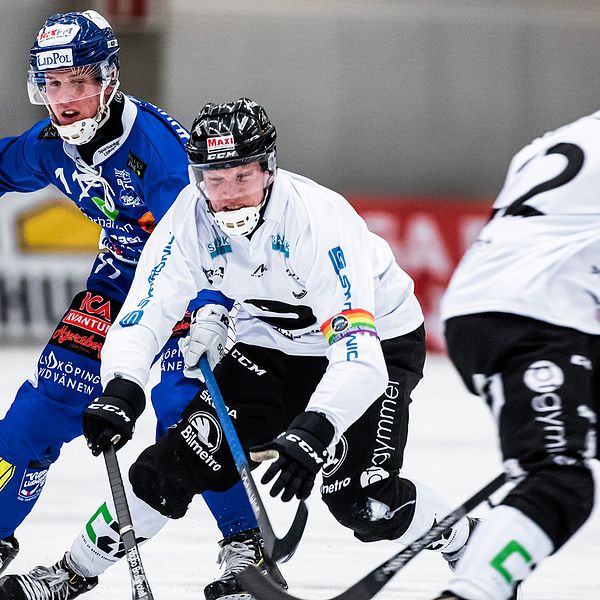 Villa Lidköpings Albin Thomsen och Sandvikens Daniel Berlin under den första semifinalen.