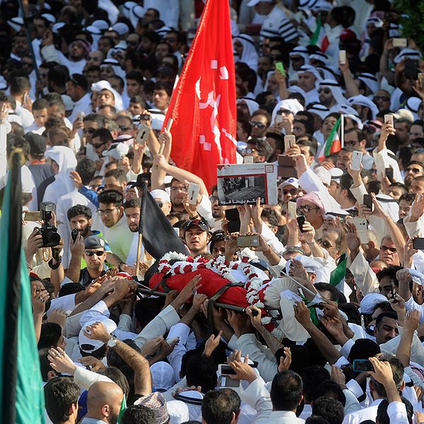 Tusentals människor, både shiamuslimer och sunnimuslimer, deltog i begravningsprocessionen för dem som dödades i bombattentatet i Kuwait City. Islamiska staten har tagit på sig dådet.